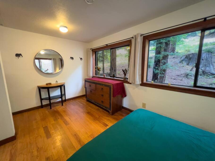 Little House In The Redwoods With A Hot Tub! Apartment Garberville Bagian luar foto