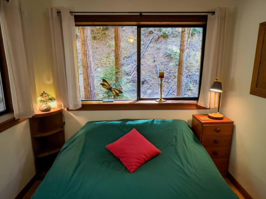 Little House In The Redwoods With A Hot Tub! Apartment Garberville Bagian luar foto