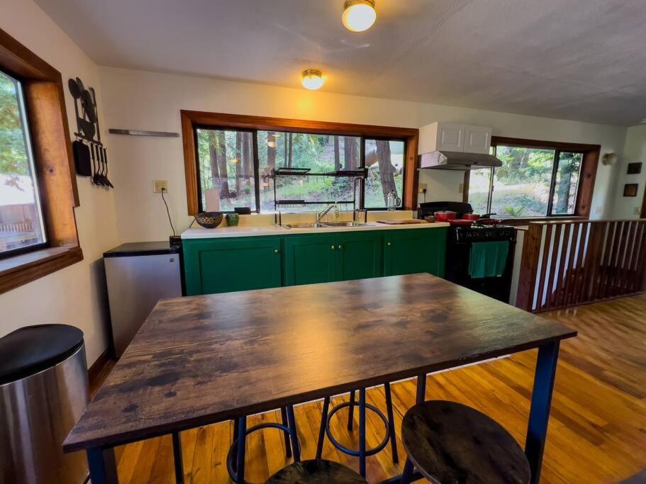 Little House In The Redwoods With A Hot Tub! Apartment Garberville Bagian luar foto